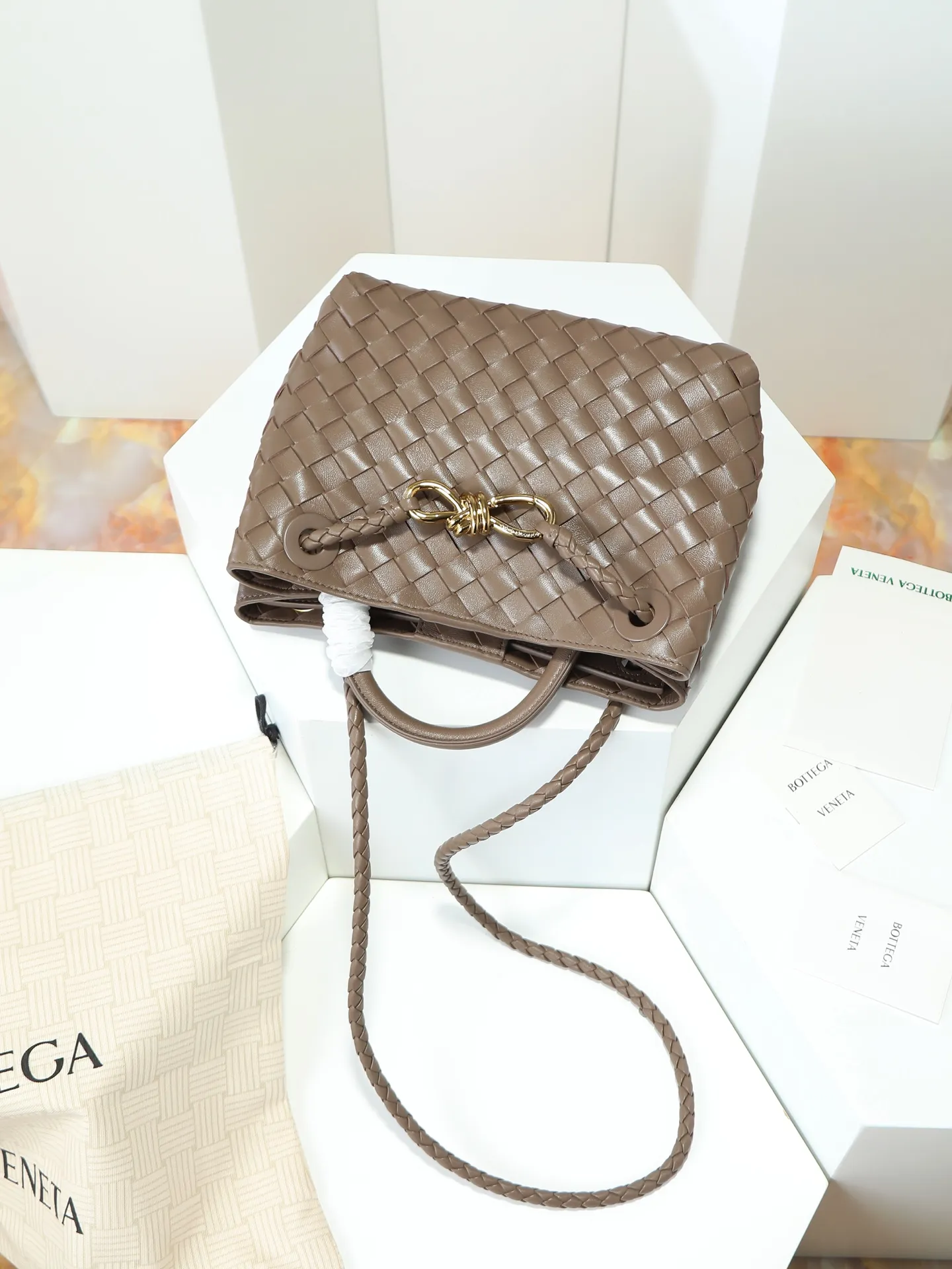 1300. Andiamo is shipping‼ ️Really popular🔥The new Andiamo woven handbag launched by Bottega Veneta this season is really popular all over the world! ! Celebrities at home and abroad have worn it, and Oscar-winning actress Michelle Yeoh has taken it out on the street. Song Jia, Trai Yala, Yu Feihong, Sanji Ayaka, Rosie Hunting-Whiteley, Yoshioka Riho, etc. have all worn this bag. It is classic and versatile and shows off your temperament, and the bag capacity is also large, which is very convenient for daily commuting! ! A variety of carrying methods, the shoulder straps can be adjusted by yourself, the original lambskin feels soft and delicate, and the unisex style breaks the gender boundaries and brings a more practical and long-lasting use experience. Andiamo, which has both elegant and casual styles, perfectly interprets the true appearance of "fashionable old money style". Style number: 766014 Size: 25*22*10.5cm